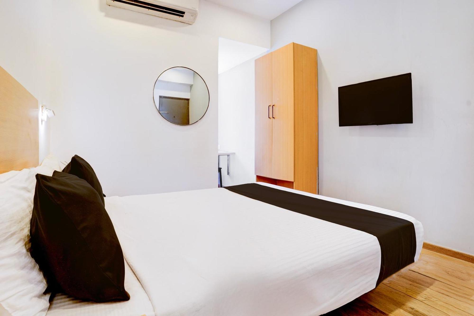 Super Townhouse Khar The Habitat Hotel Mumbai Exterior photo