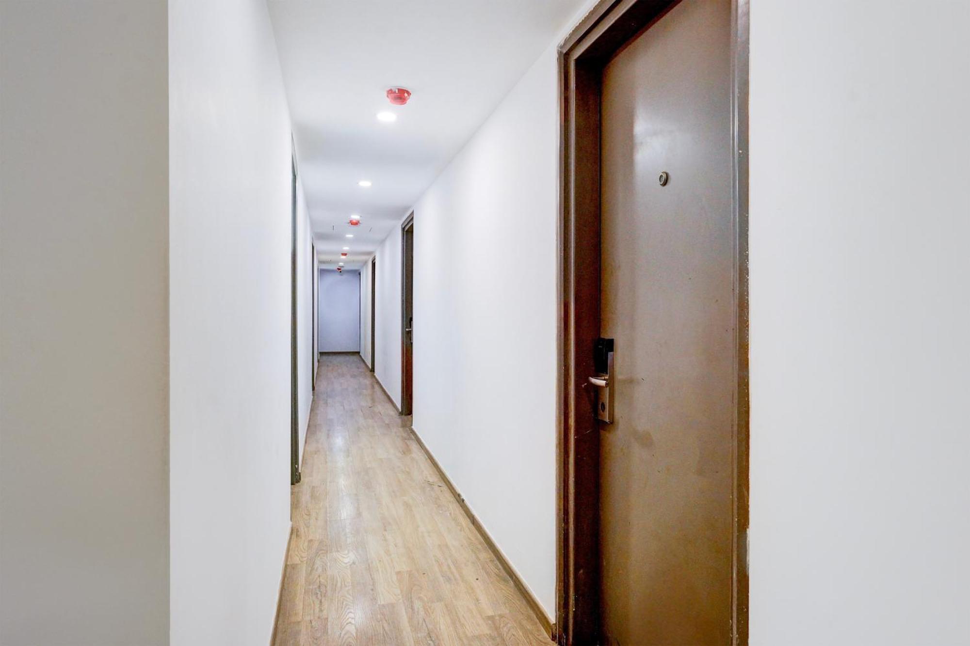 Super Townhouse Khar The Habitat Hotel Mumbai Exterior photo