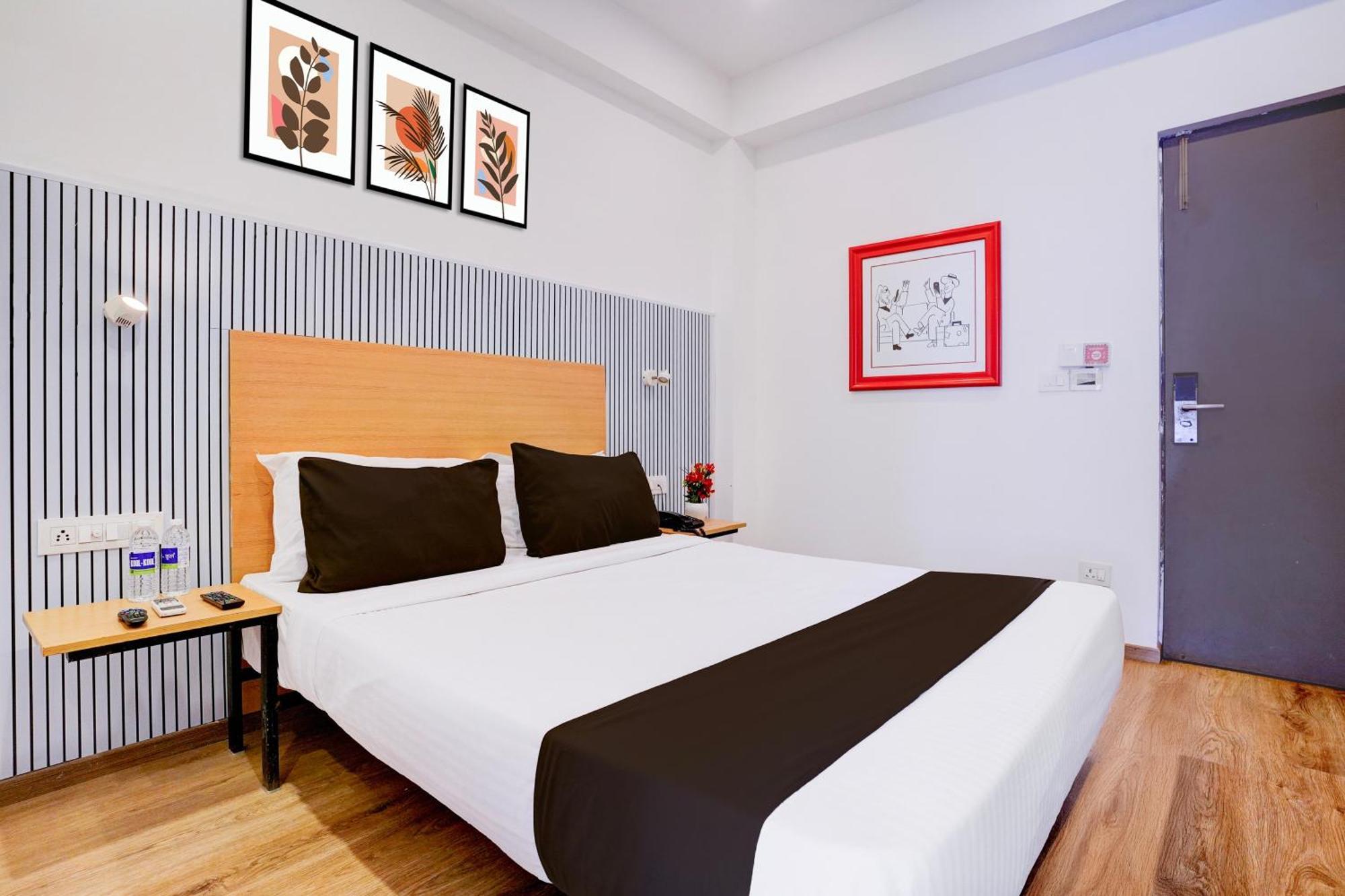 Super Townhouse Khar The Habitat Hotel Mumbai Exterior photo