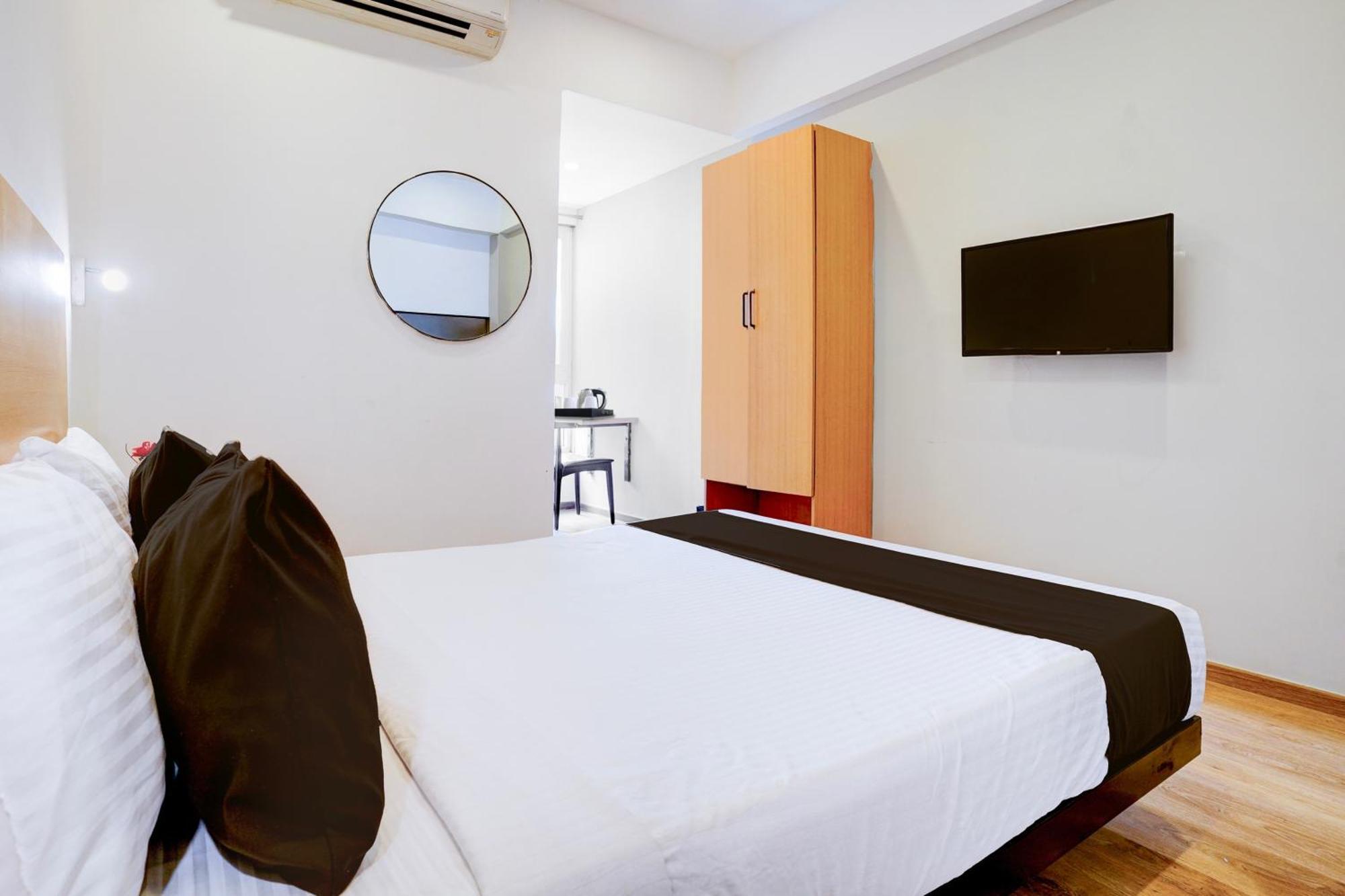Super Townhouse Khar The Habitat Hotel Mumbai Exterior photo