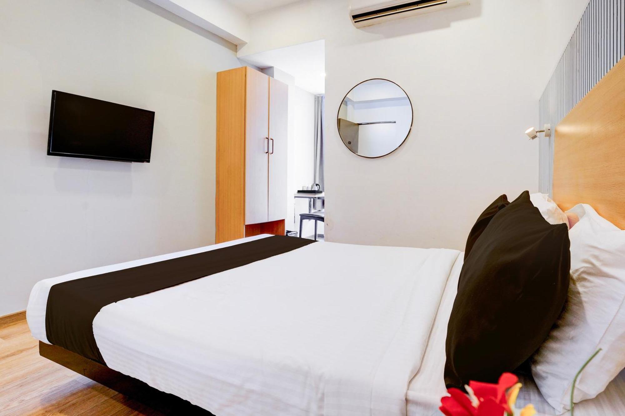 Super Townhouse Khar The Habitat Hotel Mumbai Exterior photo