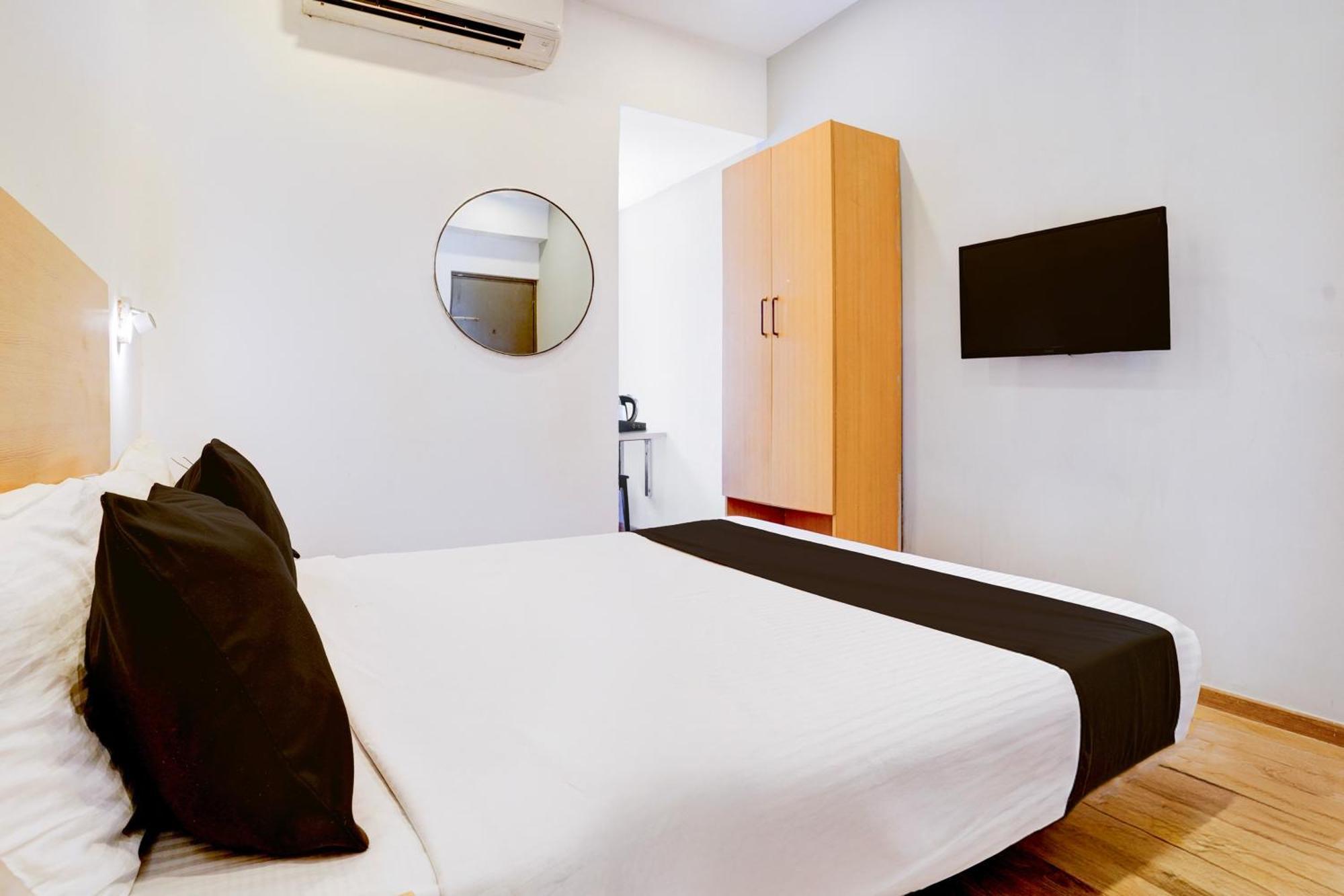 Super Townhouse Khar The Habitat Hotel Mumbai Exterior photo