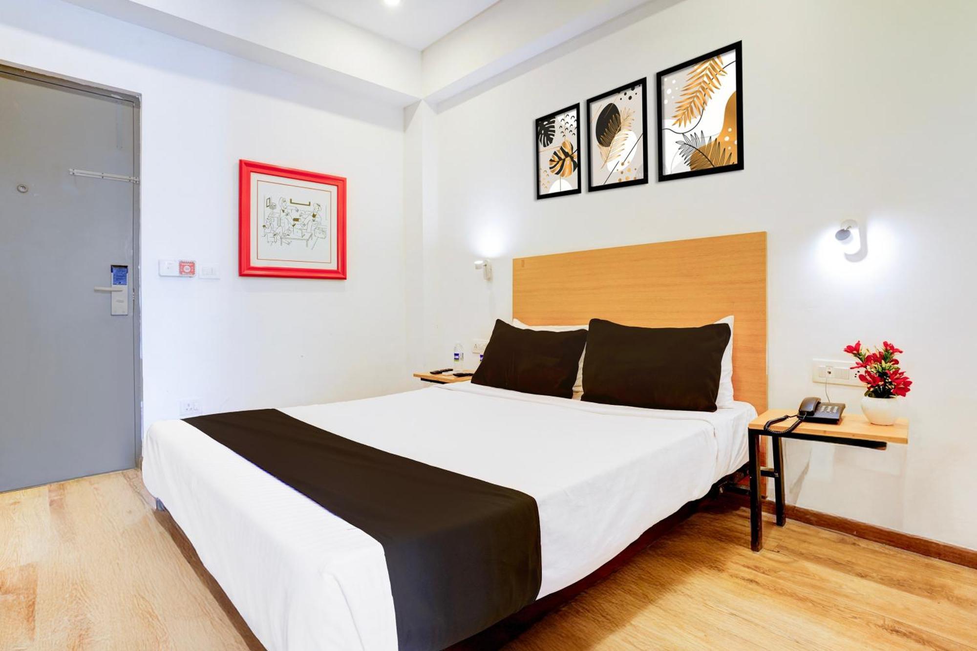 Super Townhouse Khar The Habitat Hotel Mumbai Exterior photo