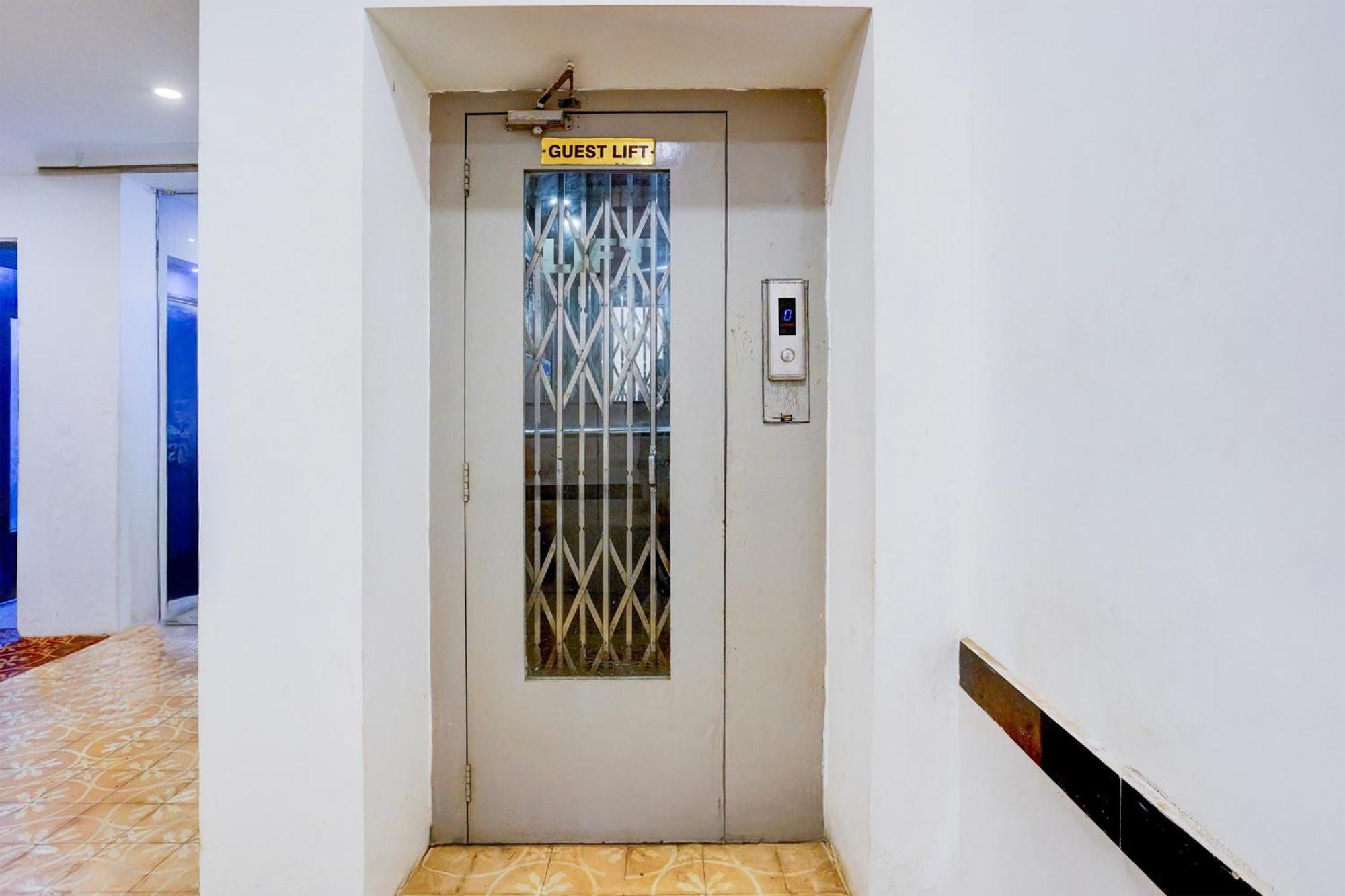 Super Townhouse Khar The Habitat Hotel Mumbai Exterior photo