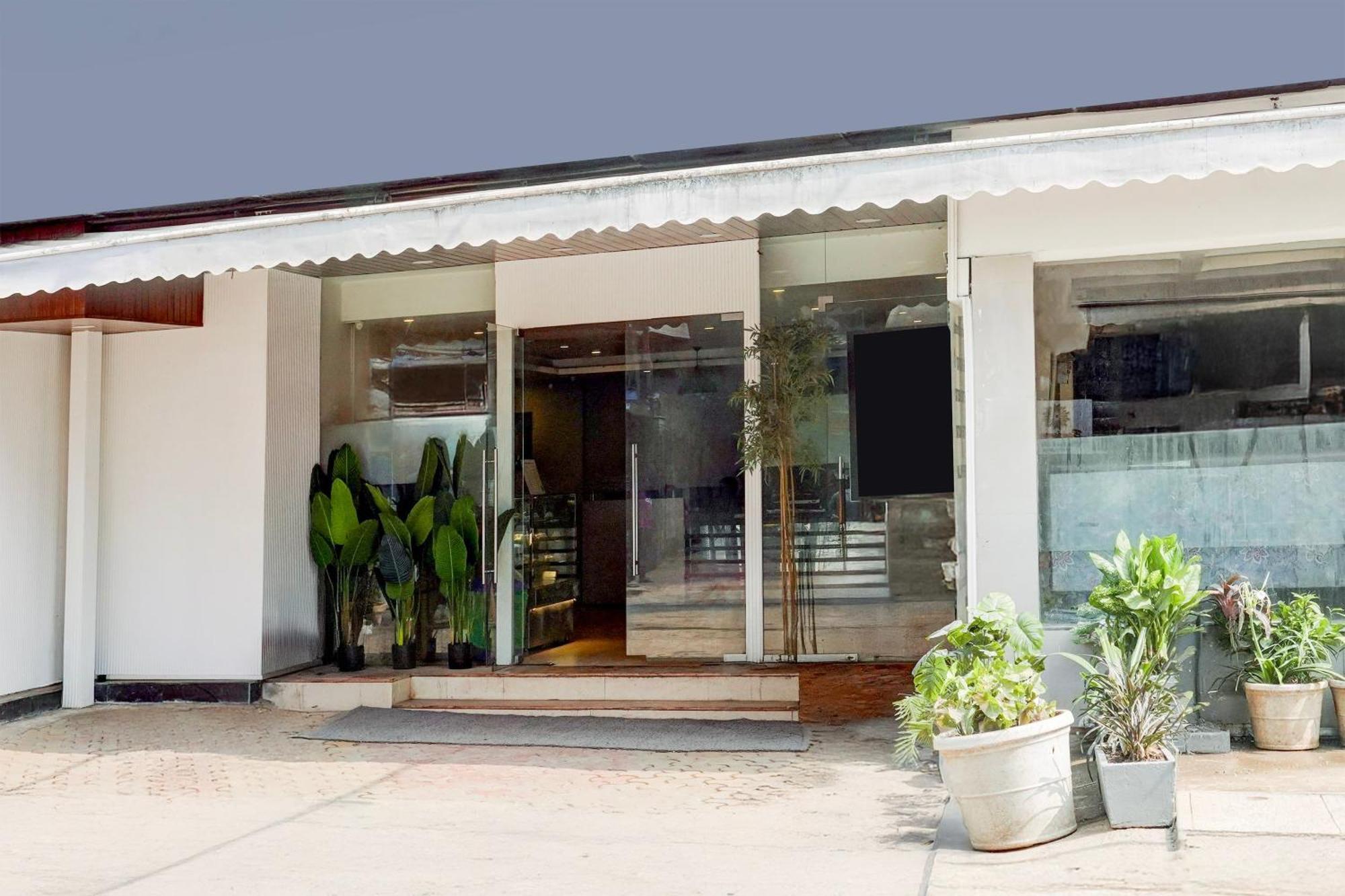 Super Townhouse Khar The Habitat Hotel Mumbai Exterior photo