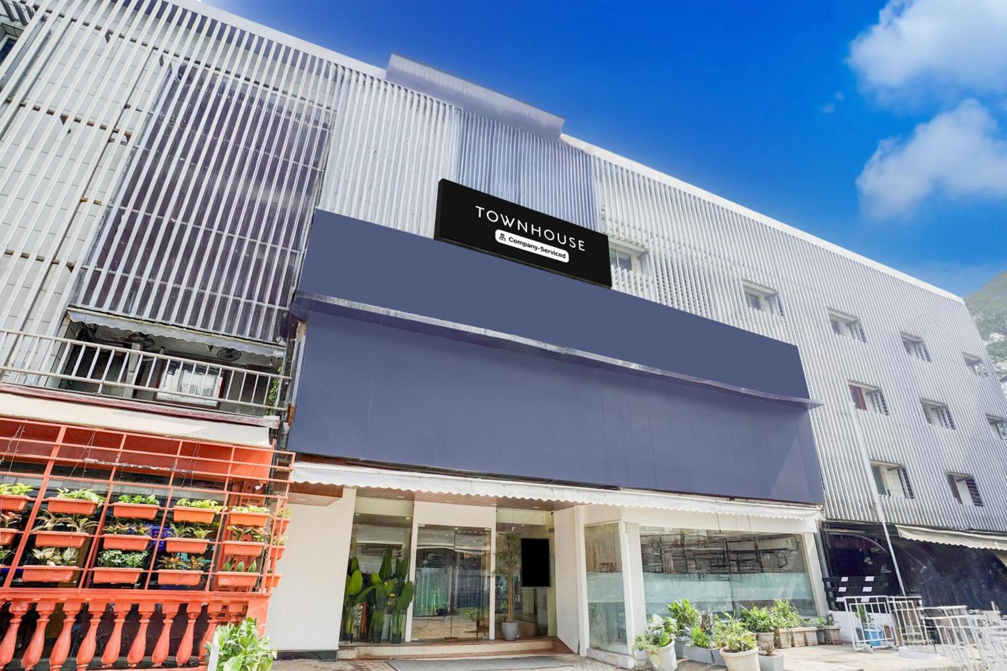 Super Townhouse Khar The Habitat Hotel Mumbai Exterior photo