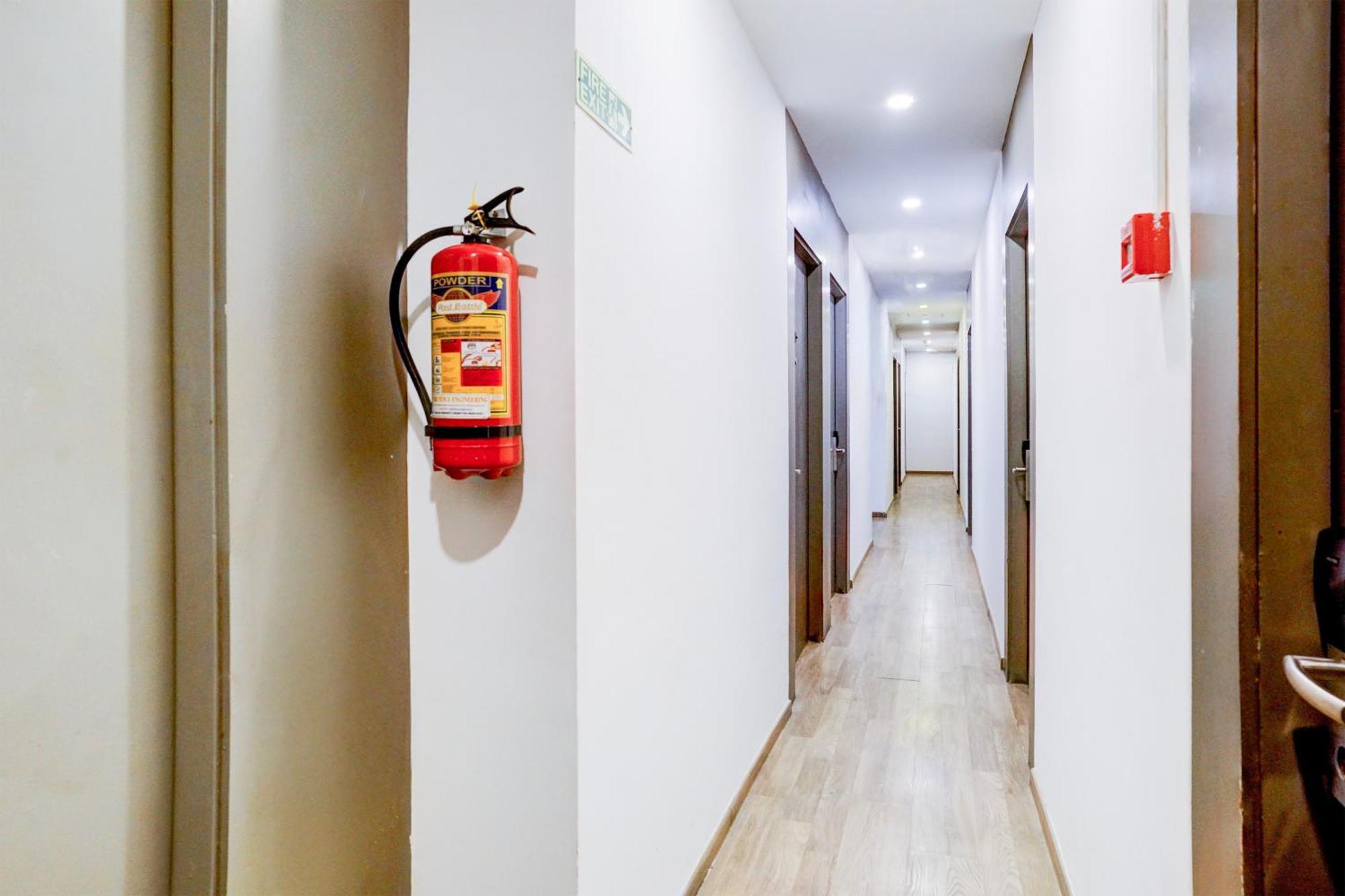 Super Townhouse Khar The Habitat Hotel Mumbai Exterior photo