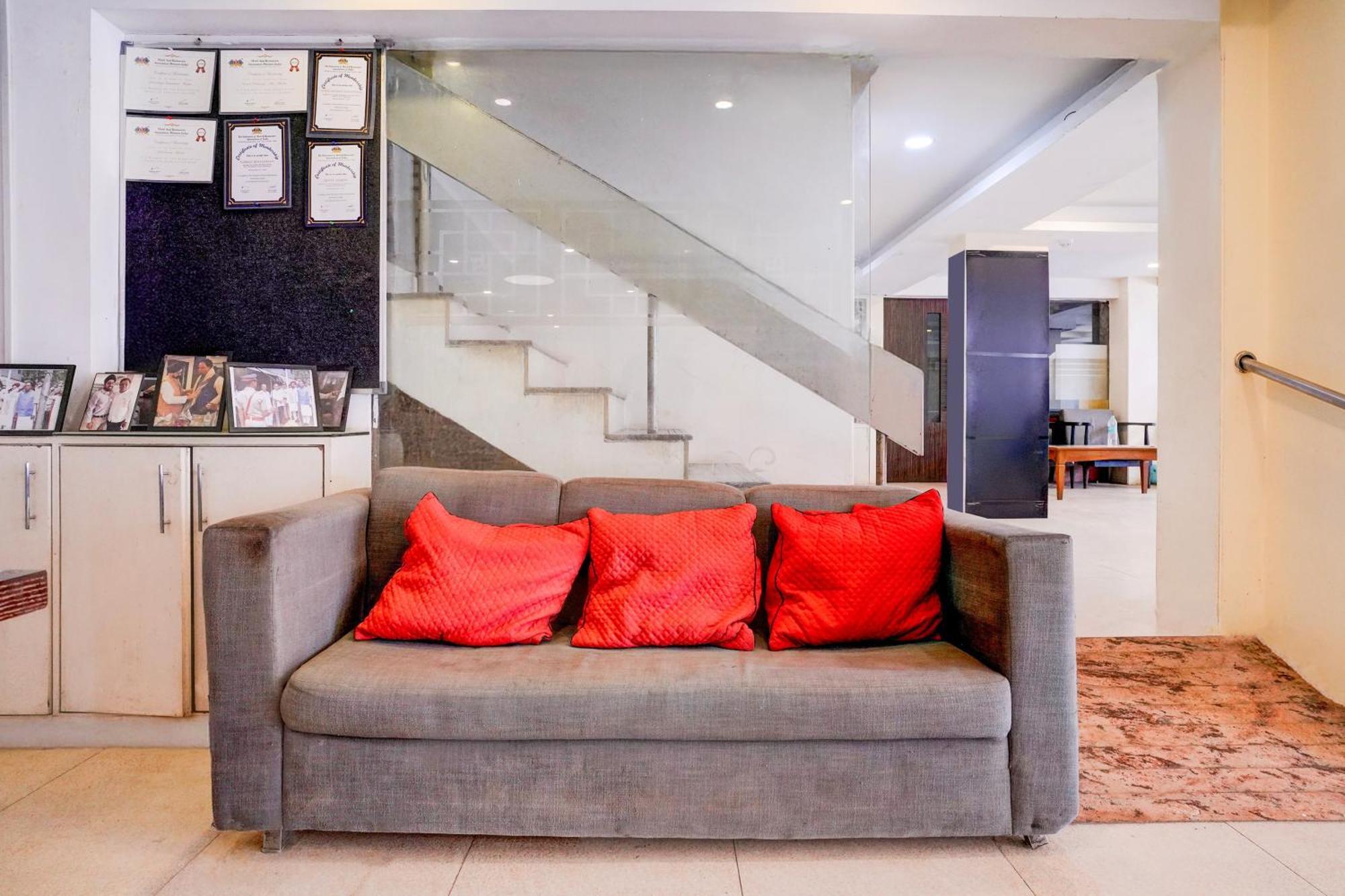 Super Townhouse Khar The Habitat Hotel Mumbai Exterior photo