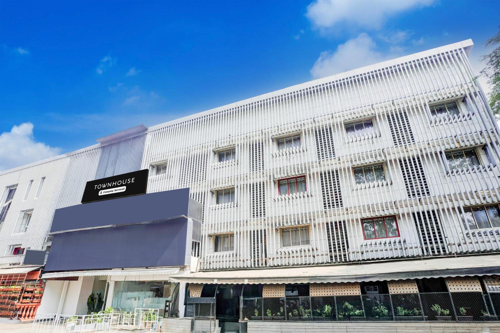Super Townhouse Khar The Habitat Hotel Mumbai Exterior photo