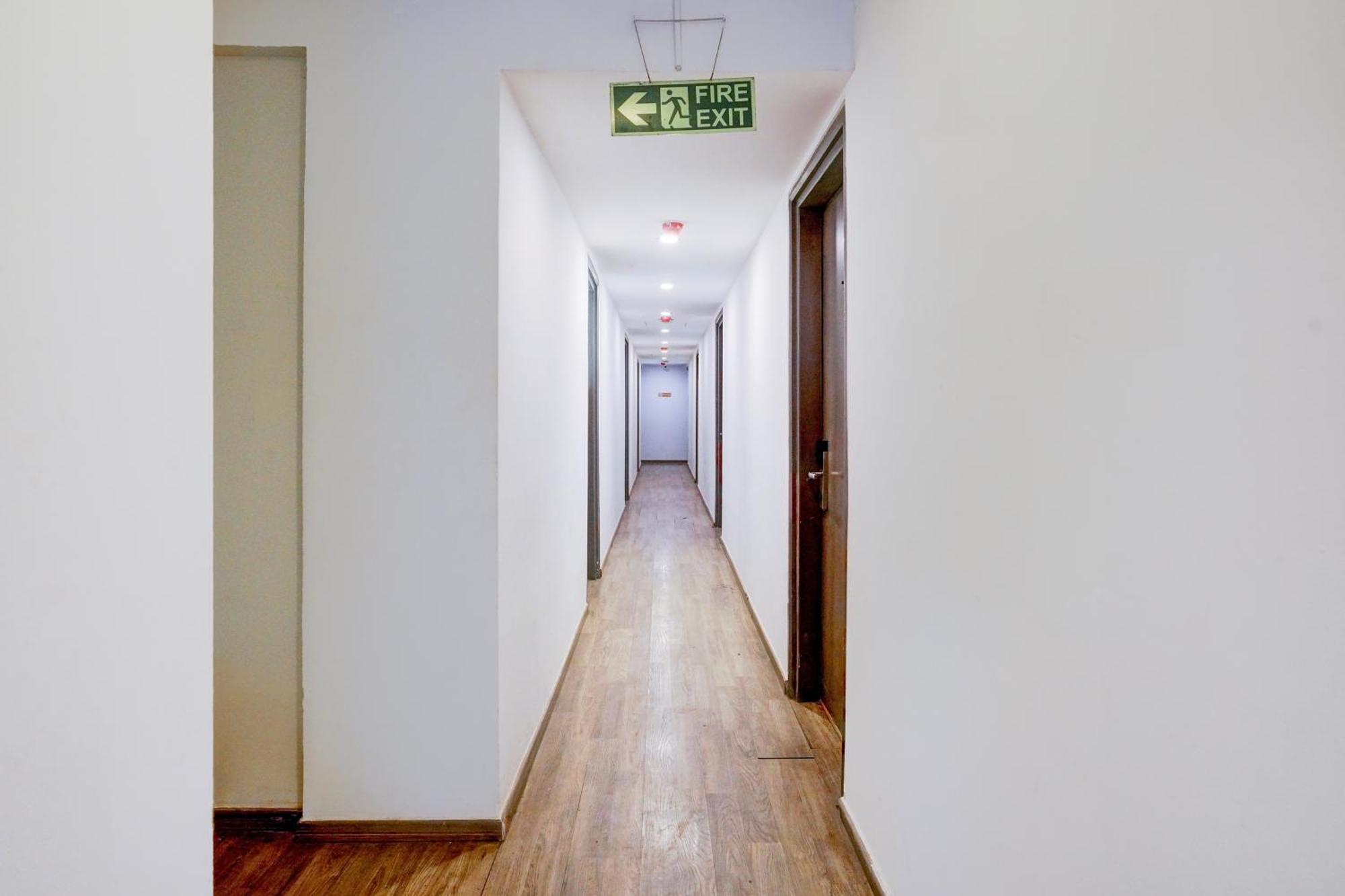 Super Townhouse Khar The Habitat Hotel Mumbai Exterior photo