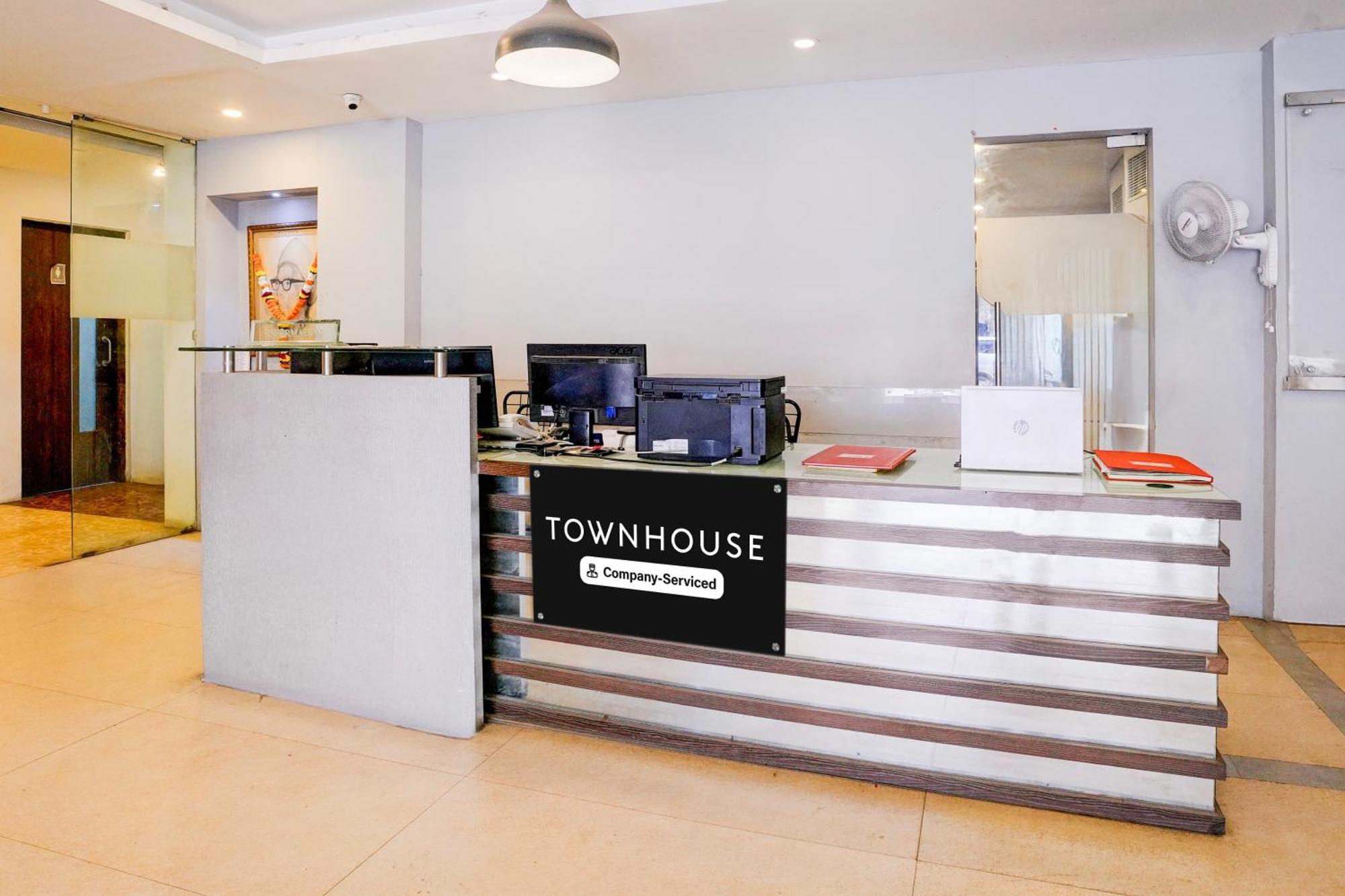 Super Townhouse Khar The Habitat Hotel Mumbai Exterior photo
